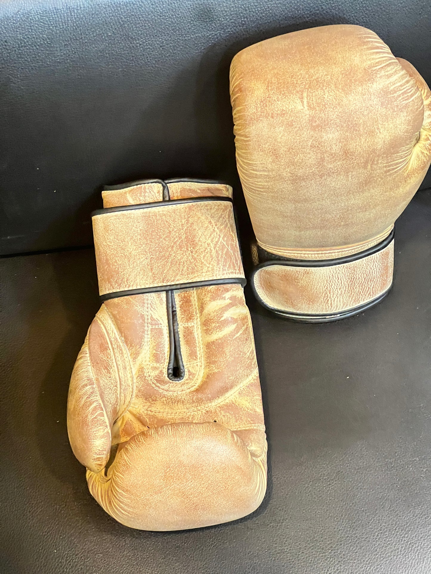 Skin spade leather boxing gloves